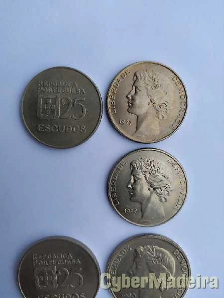 Moedas em cupro níquel com valor facial de 25 escudos