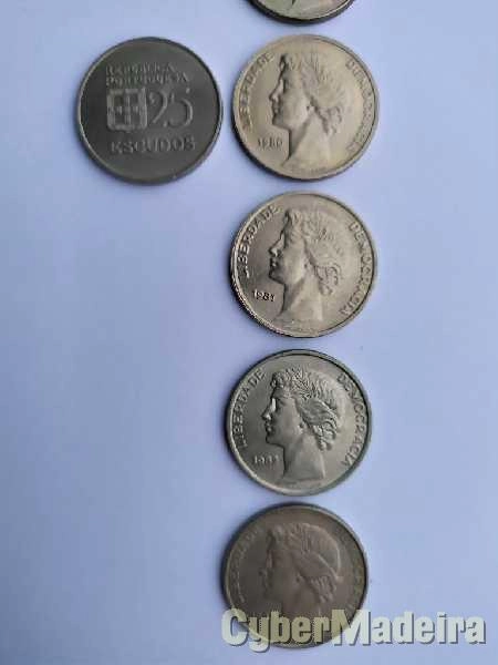 Moedas em cupro níquel com valor facial de 25 escudos
