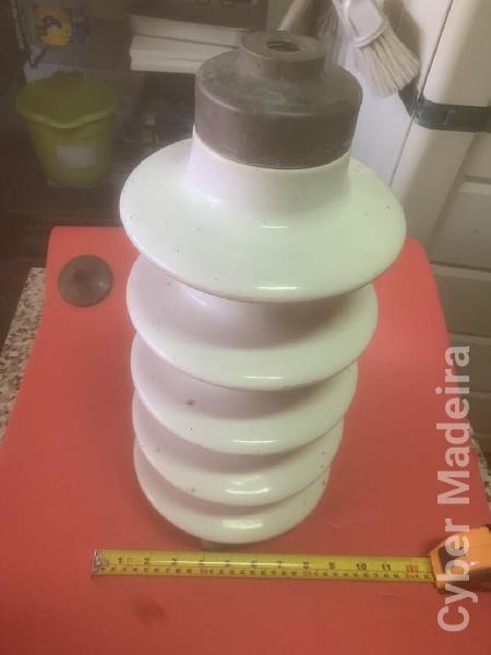 Isolador tipo Pilar em Porcelana