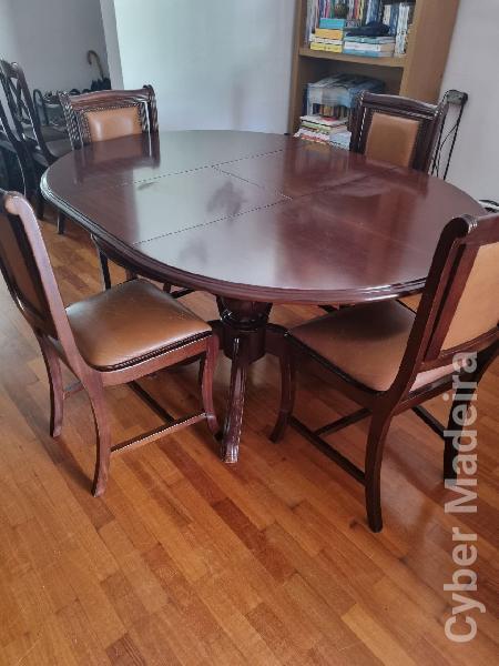 Mesa e Cadeiras de Jantar em Mogno