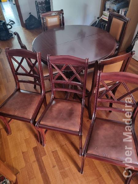 Mesa e Cadeiras de Jantar em Mogno