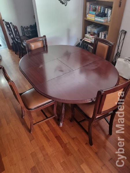 Mesa e Cadeiras de Jantar em Mogno