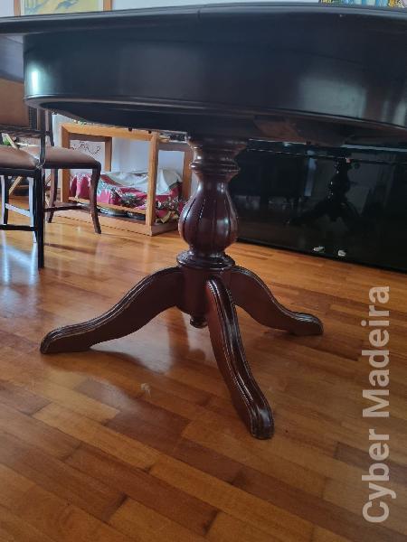Mesa e Cadeiras de Jantar em Mogno