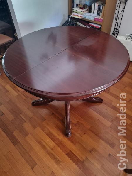 Mesa e Cadeiras de Jantar em Mogno