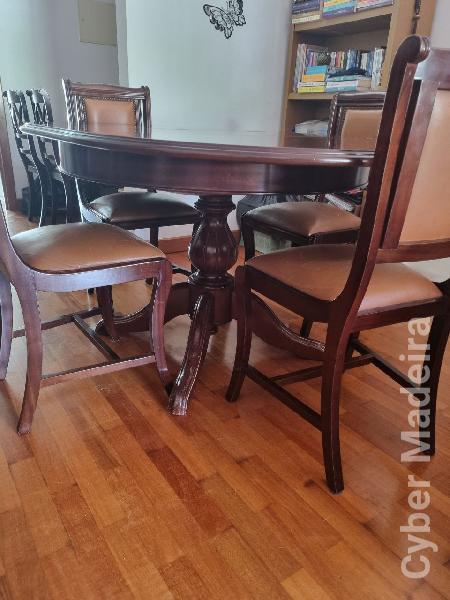 Mesa e Cadeiras de Jantar em Mogno