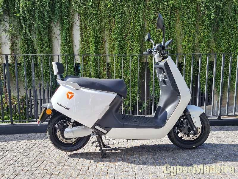 Outras Yadea G5 2300W 50 cc Scooter