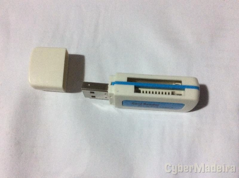 Leitor de cartões de memória de vários formatos