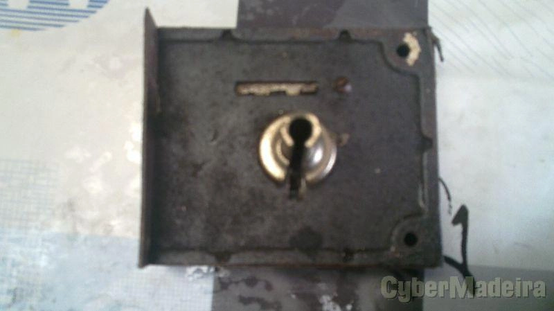 Fechaduras antigas e chaves