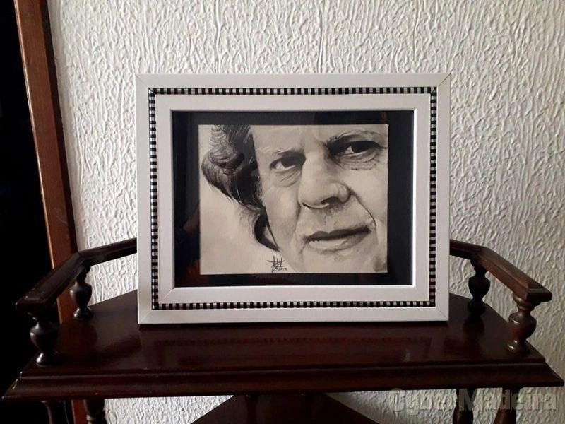 Trabalhos de retrato realista a carvão e grafite..
