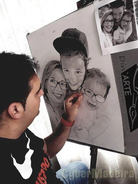 Trabalhos de retrato realista a carvão e grafite..