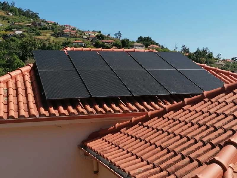 Painéis solares térmicos e fotovoltaicos