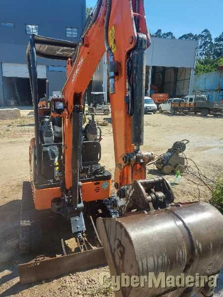 Serviço de mini escavadora.