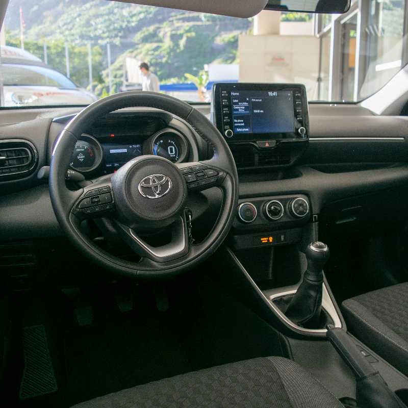 TOYOTA YARIS 1.0 EXCLUSIVE COM CAMARA TRASEIRA VIATURA NACIONAL Gasolina