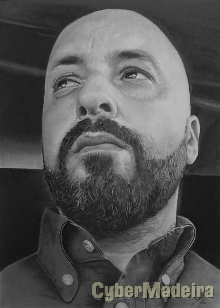Trabalhos de retrato realista a carvão e grafite..