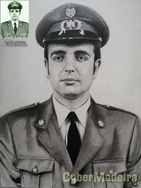 Trabalhos de retrato realista a carvão e grafite..