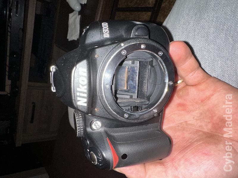 Nikon d3000 vendo para peças ou para alguém que saiba arranjar
