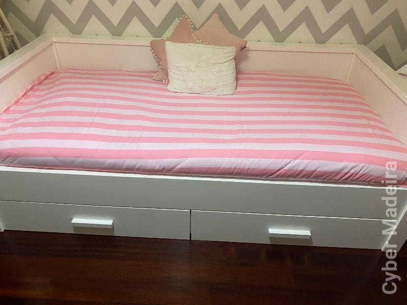 Cama de criança com roupa incluída