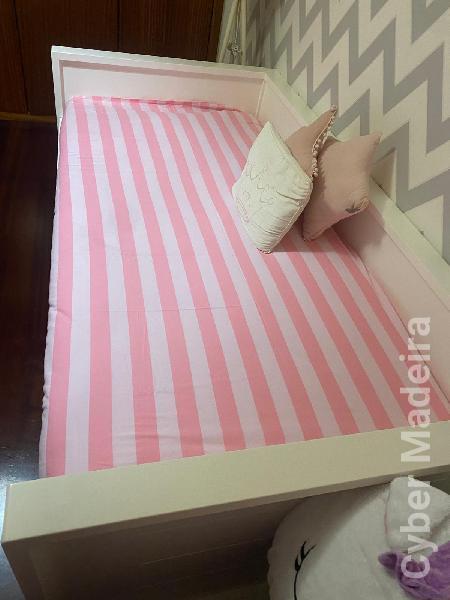 Cama de criança com roupa incluída