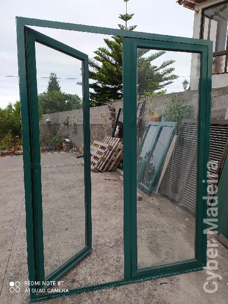 Vendo porta de abrir 2 folhas usada