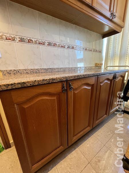 Móvel de cozinha com 4 portas y tampo em pedra (impecável)