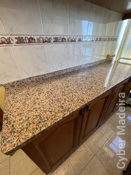 Móvel de cozinha com 4 portas y tampo em pedra (impecável)