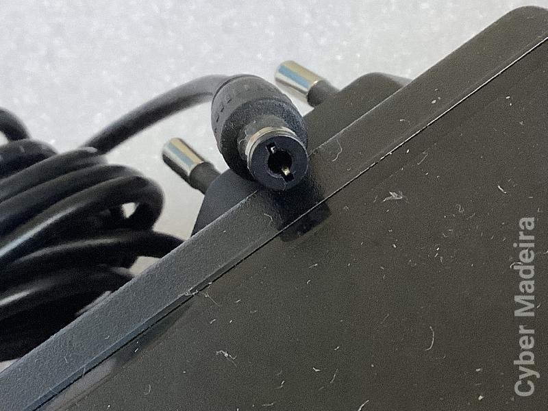 Adaptador AC / carregador G-STORY UVE324-1220