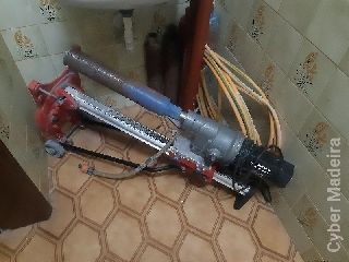 Maquina fazer furos com água