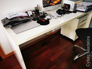 Secretária com módulo de gavetas