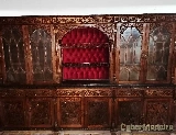 Cristaleira de madeira em castanho trabalhado com talha