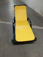 espreguiçadeira plástico com tapete amarelo 