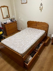 Cama de madeira c/ colchão + gavetas com arrumação (solteiro) [Mobília CERNE] 