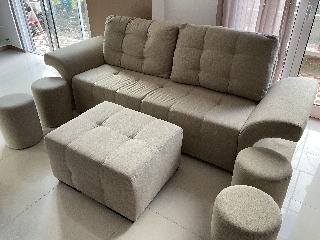 Sofá com 4 bancos e um pufe 