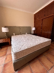 Cama e cabeceira 