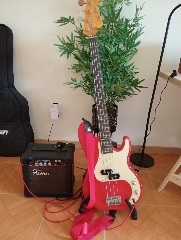 Baixo J & D mais amplificador Fame 