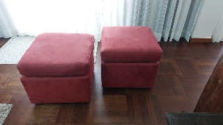 2 Banquetas/pufes forradas em tecido