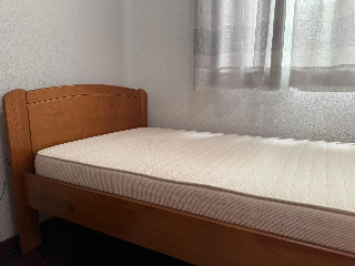 Cama de solteiro e mesa cabeceira