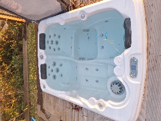 Jacuzzi embutido no solo para 4 pessoas em bom estado.