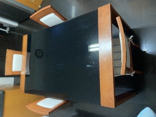 Mesa de sala ou cozinha.