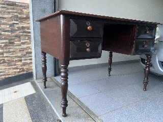 Mesa antiga decorativa ou secretária.
