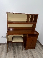 Vestuário + Escrivaninha/Secretária + banco.