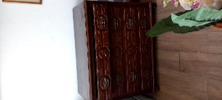 Cómoda com 4 gavetas com espelho