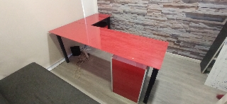 Secretária em L com tampo em vidro