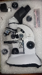 Microscópio binocular com ocular eletrónico.