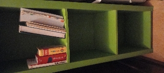 Estante verde para colocar livros de 1 90m de altura e 40 cms de largura