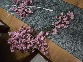 Decoração de parede com flores artificiais