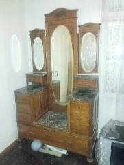 Conjunto de quarto: Toucador com espelho guarda roupa e duas mesas de cabeceira.
