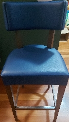Banco alto em pele azul