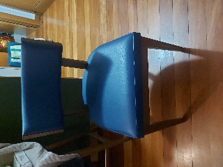 Cadeira de jantar em pele azul