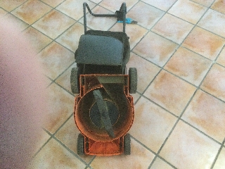Máquina de cortar relva com pouco uso.