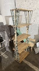“Estante artesanal de design em madeira maciça – peça única”
